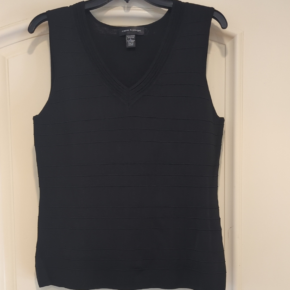 Cable & Gauge V-neck Neck Lightweight Top